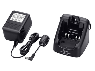 Carregador rápido  de mesa. Inclui adaptador AC modelo BC-145LE