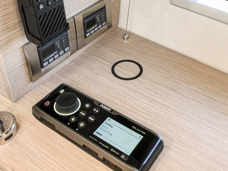 SC-CW-01F – ROKK Hidden - Carregador sem fios 10W à prova de água IPX6, 12V/24V, instalação escondida